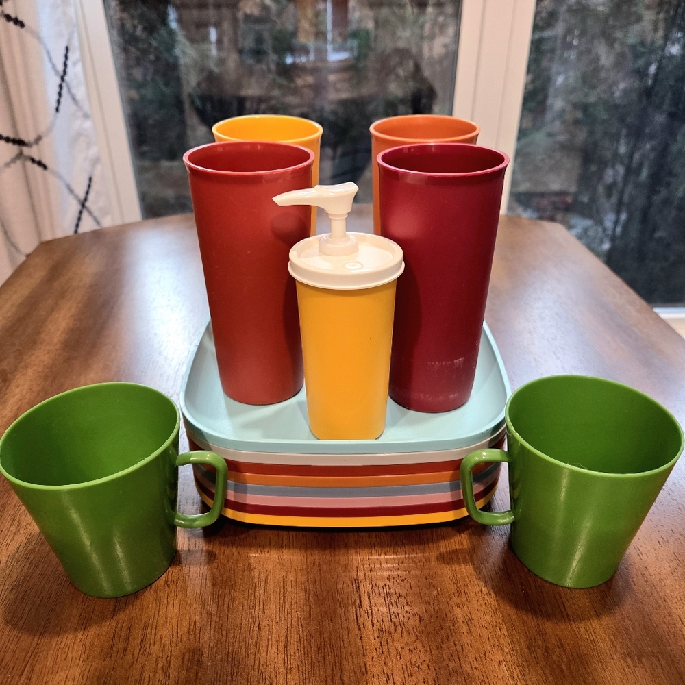 Lot Of Vintage 80s Tupperware Picnic Pieces- 8 Plates, 4 Cups, Mustard Dispenser